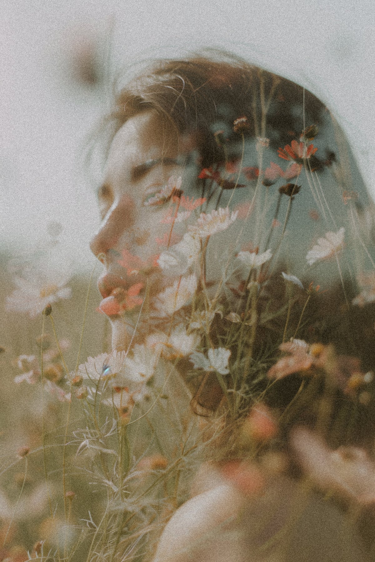 Femme entourée de fleurs illustrant l’univers des cosmétiques naturels