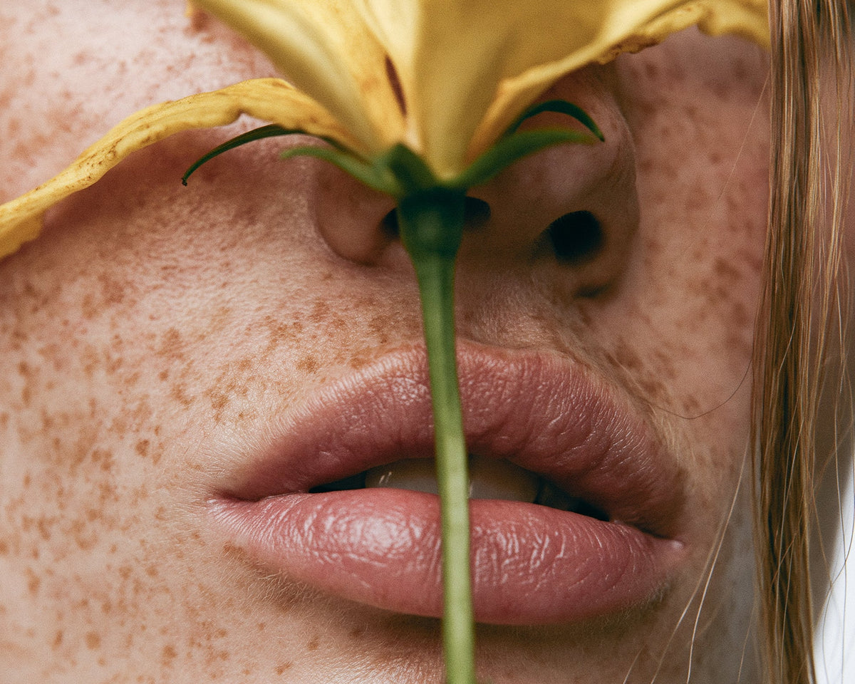 Portrait féminin avec éléments végétaux illustrant la cosmétique naturelle