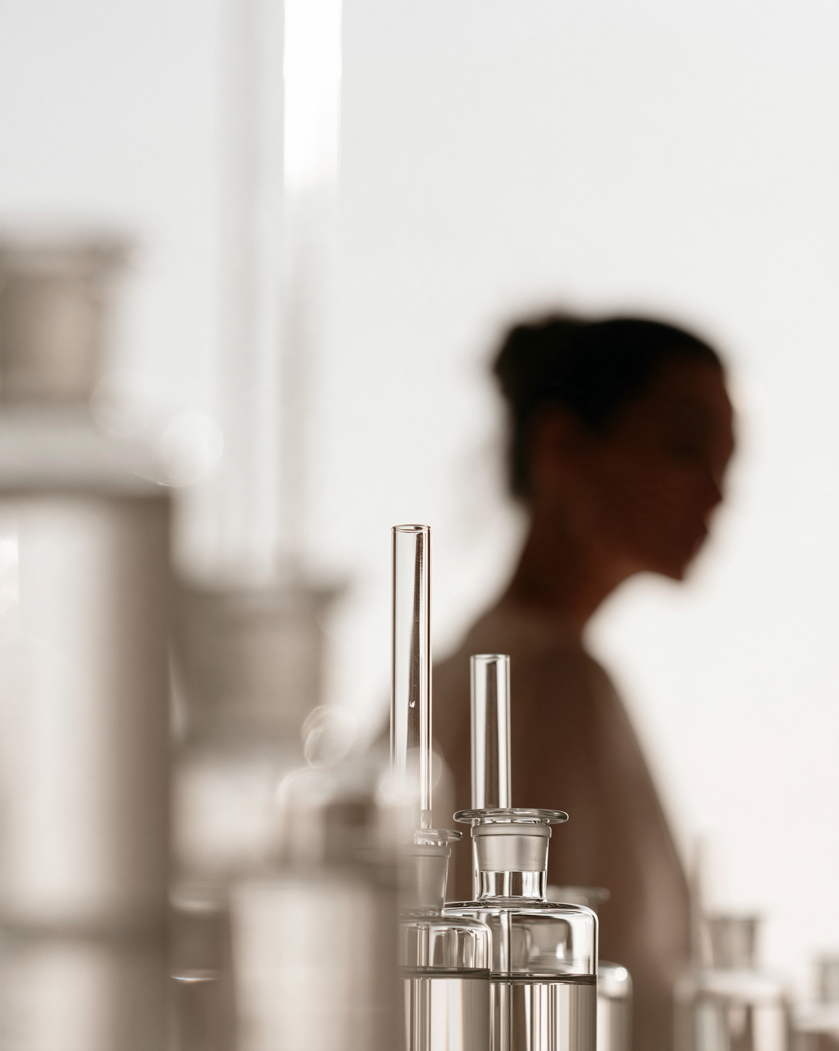 Femme dans un laboratoire cosmétique