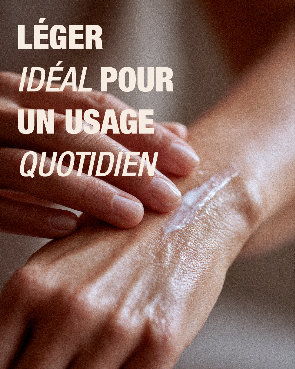 Lait pour le corps naturel KART utilisé sur une main